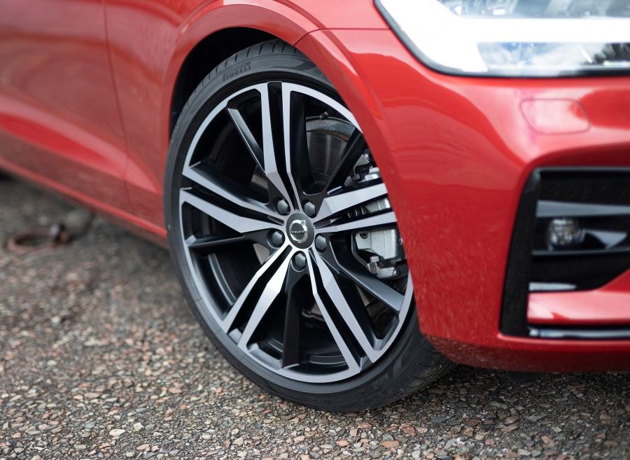 Колеса Volvo S60 T5 R-Design 2019 года  (UK) (фото 28 из 40)